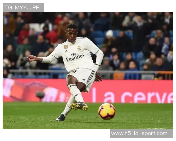 维尼修斯金球失利背后:核心地位被动摇排名骤降14位的深层原因 维尼修斯金球失利背后:核心地位被动摇排名骤降14位的深层原因