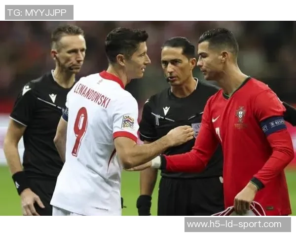 弗里克称赞莱万状态出众或许只有C罗能比肩