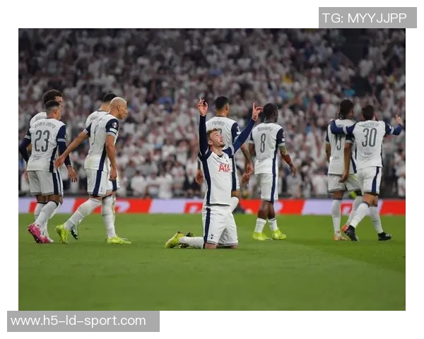 热刺庆祝主帅弗兰克52岁生日战绩喜人近7场保持不败 热刺庆祝主帅弗兰克52岁生日战绩喜人近7场保持不败