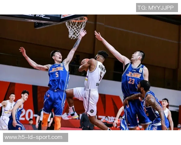 杨瀚森在篮下对抗能力不足前场篮板和挡拆时易遭犯规困扰