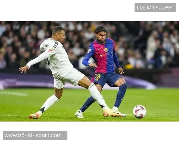 姆巴佩在与赫罗纳平局后情绪低落与第四官员发生争执 姆巴佩在与赫罗纳平局后情绪低落与第四官员发生争执