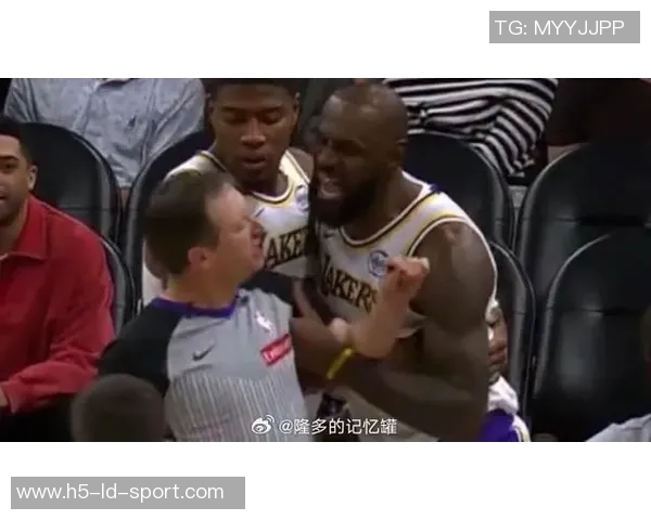 詹姆斯快攻遭遇米勒防守冲突裁判判罚引发黄蜂教练挑战未果