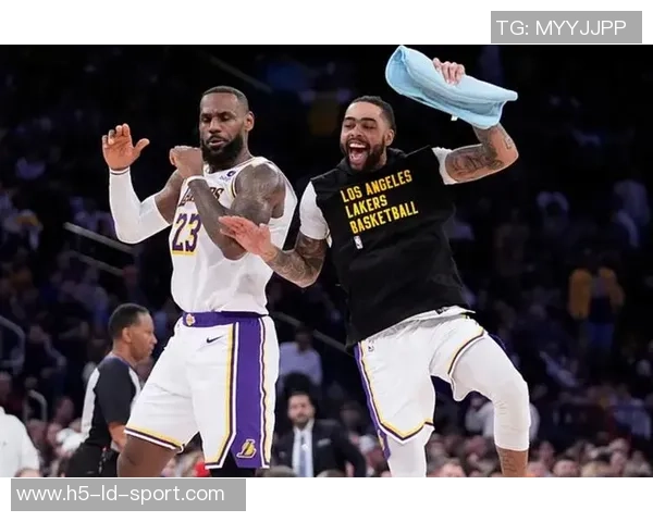 布朗尼调侃里夫斯换备胎经历乡间小路抛锚趣事引发热议 布朗尼调侃里夫斯换备胎经历乡间小路抛锚趣事引发热议