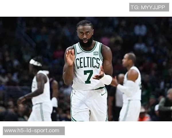 杰伦布朗谈第三节被撤下先发感到不满但尊重教练的战术选择